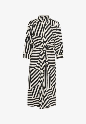 Šaty z čierno-bieleho pruhovaného textilu s golierom, zapínaním na gombíky vpredu, dlhými rukávmi, opaskom v páse a vreckami s rôznymi uhlami pruhov.