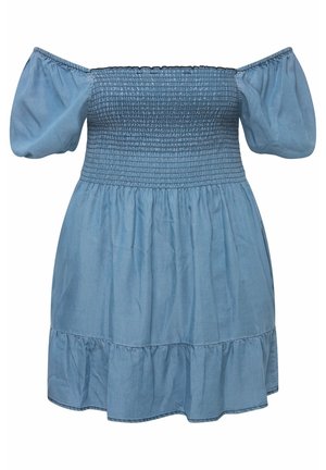 Abito in denim off-the-shoulder con maniche a sbuffo, corpetto smockato e gonna a balze svasata. Colore azzurro chiaro con texture liscia.