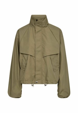 Khaki kerge jope kõrge kraega, ees trukiga ja lukuga kinnitusega, klapiga taskutega, pikkade varrukatega ja reguleeritava paelaga äärega.