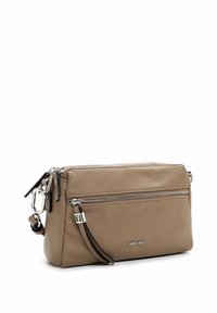 Bolso bandolera de piel beige con acabado pulido, que cuenta con un bolsillo frontal con cremallera y acentos en hardware plateado. Forma rectangular compacta.