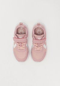 Helle rosa Sportschuhe mit einem Netz-Obermaterial, weißen Akzenten und einem Klettverschluss. Rundliche Zehe und strukturierte Sohle. Größe 28 innen.