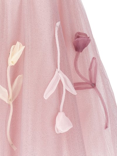 Pink Tüllkleid mit subtilen Glitzereffekten, ausgestattet mit drei Stoffblumen: zwei blassgelbe und eine tiefrosa, die mit zarten Stielen befestigt sind.