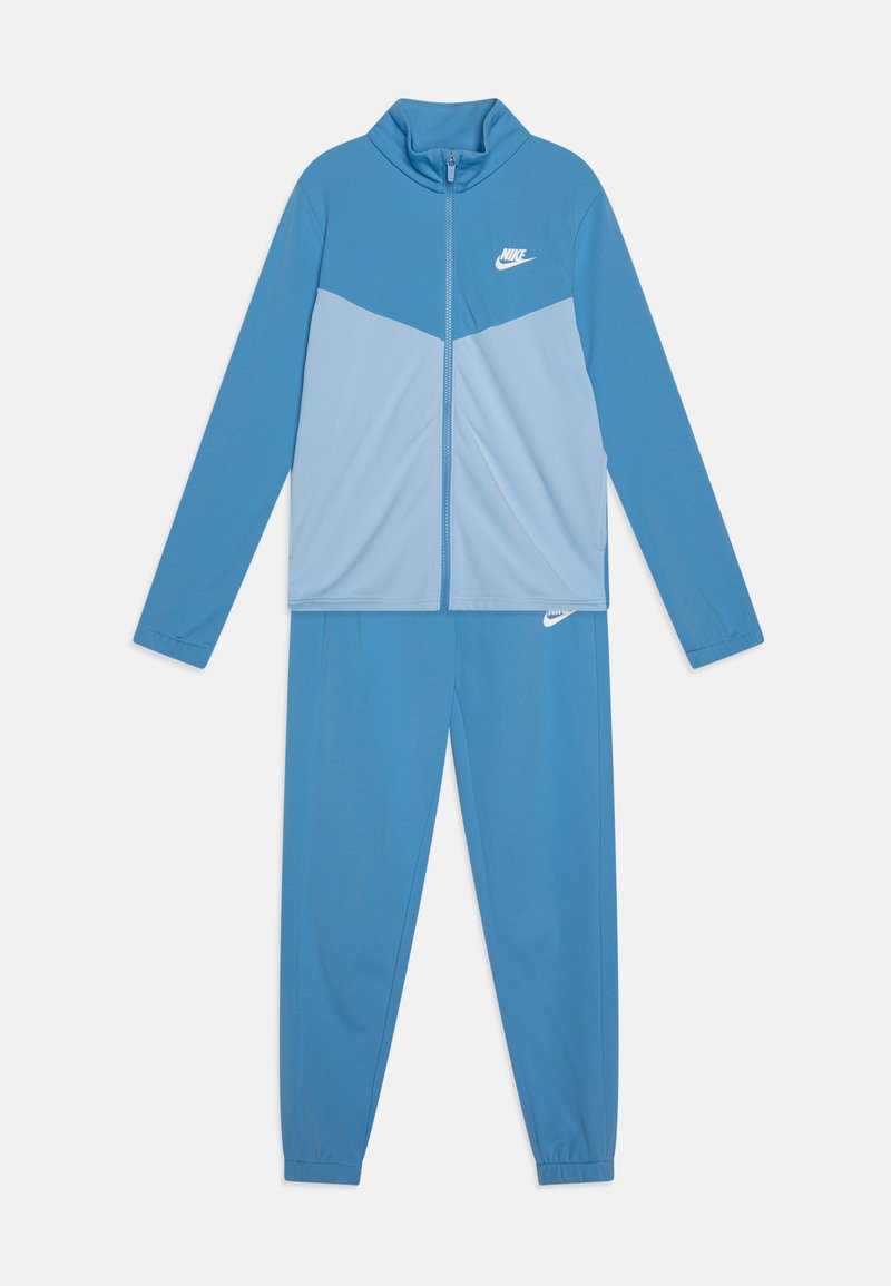 Blå träningsoverall i mjukt tyg, med hög krage, jacka med dragkedja i fronten och en ljusblå panel samt matchande byxor med elastiska muddar.