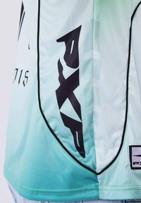 Maglia sportiva azzurro chiaro e bianca con logo "PXP" nero e dettagli in piping neri sul pannello laterale.
