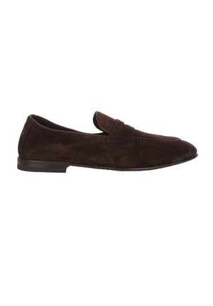 Mocassino da uomo in suede marrone scuro con tacco basso e dettaglio della fascia cucita sulla tomaia, mostrato di profilo su sfondo bianco.