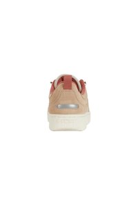 Sneaker K-Swiss in suede beige chiaro, con un inserto rosa sul tallone, dettagli in argento e una suola in gomma bianca con grip testurizzato.