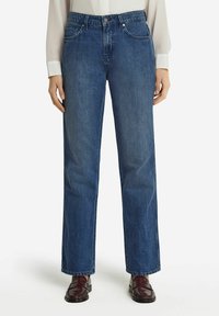 Blå denimjeans med rak bendesign, med framfickor, knappstängning och synliga sömdetaljer.