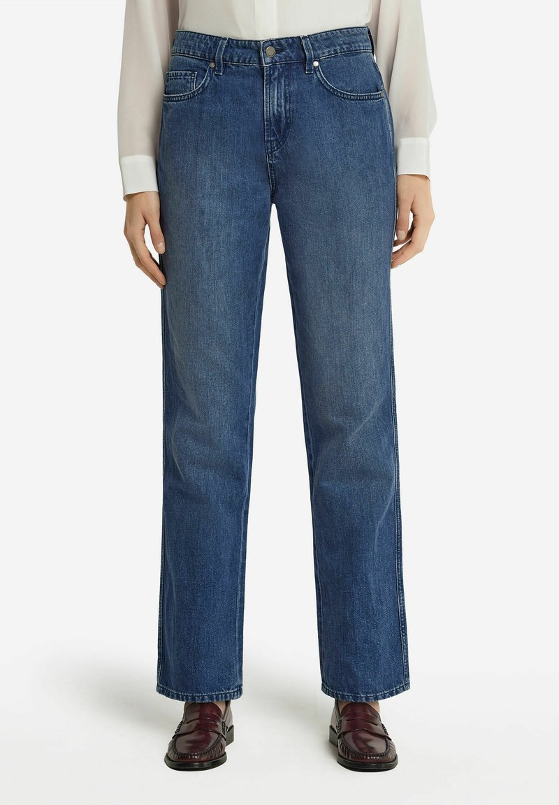 Blå denimjeans med rak bendesign, med framfickor, knappstängning och synliga sömdetaljer.