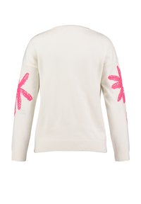 Maglione color crema con maniche lunghe caratterizzato da grandi motivi floreali rosa su entrambe le maniche. Realizzato in morbido materiale a maglia, con orlo e polsini a coste.