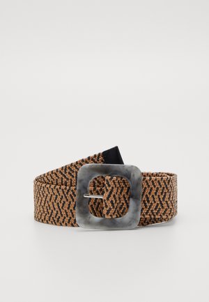 Ceinture tressée marron et noire avec une grande boucle carrée gris marbrée et une épingle métallique, roulée sur un fond blanc.