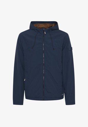 Marineblaue Windbreaker-Jacke mit glänzender Oberfläche, verstellbare Kapuze, Front-Reißverschluss und braunem Innenfutter. Mit seitlichen Taschen und Logo-Patch.