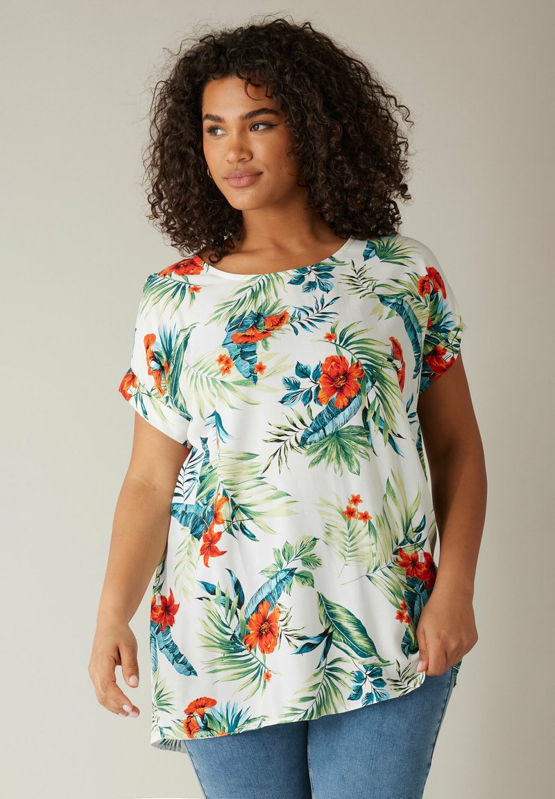 Bluse mit kurzen Ärmeln aus leichtem, weichem Material, versehen mit einem lebhaften tropischen Druck mit roten Blumen und grünen Blättern. Rundhals-Ausschnitt.