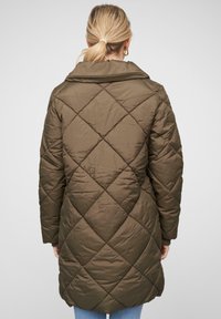 Manteau long matelassé vert olive avec un motif en losanges, large col et manches longues, fabriqué dans un matériau lisse et brillant.