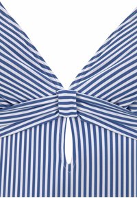 Gestreifter Bikini-Oberteil mit blauen und weißen vertikalen Streifen, V-Ausschnitt-Design, Frontbindedetail und einem Schlüsselloch-Ausschnitt in der Mitte.