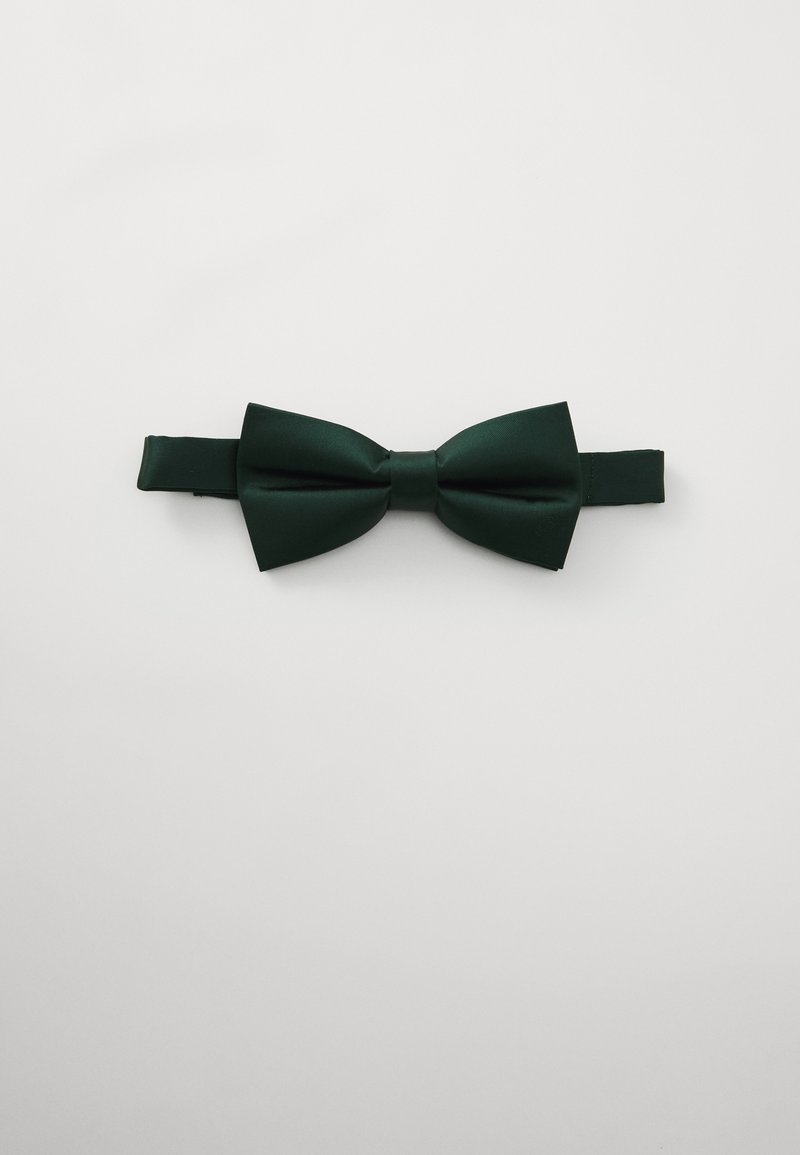 Gravata borboleta de cetim verde escuro com uma textura suave, apresentando um nó central e uma alça ajustável para um ajuste seguro.