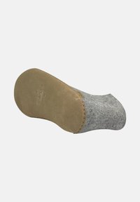 Grijze gevoerde slipper met een tan suede zool, getoond vanuit een schuine onderzijde tegen een effen achtergrond.