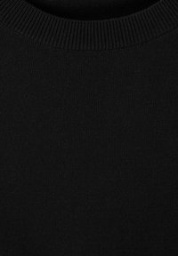 Pulover negru din tricot cu guler rotund ribatat și o textură netedă. Prim-planul arată cusături uniforme și o culoare constantă.