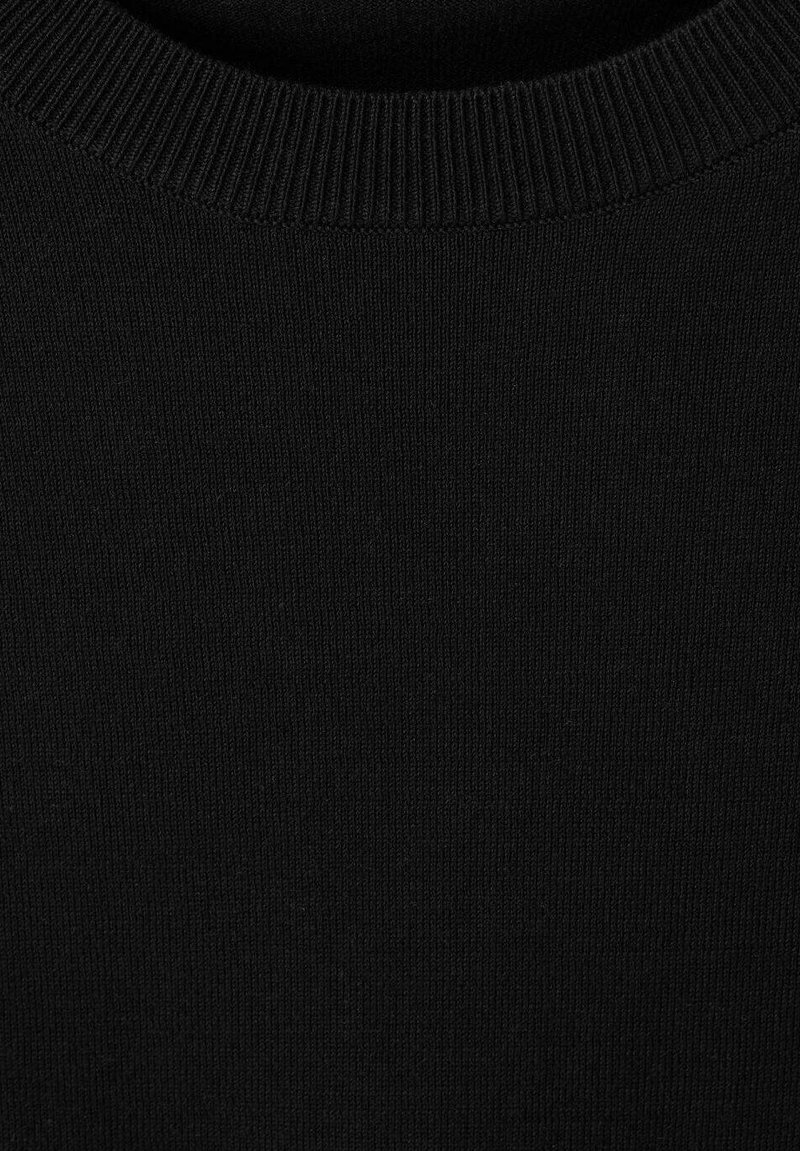 Schwarzer Strickpulloverstoff mit einem gerippten Rundhalsausschnitt und einer glatten Textur. Eine Nahaufnahme zeigt gleichmäßige Nähte und eine konsistente Farbe.