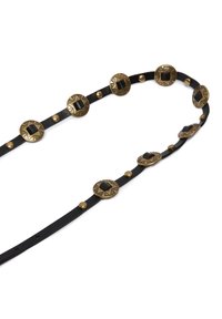 Zwarte leren riem met bronzen cirkelaccenten met gestructureerde sterontwerpen en zwarte vierkante inlegstukken, afgewisseld met ronde studs.