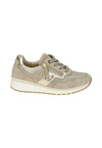 Beige Wildleder-Schuh mit metallisch silbernen Akzenten, Schnürverschluss, gepolstertem Kragen und einer dicken weißen Sohle mit strukturiertem Profil.