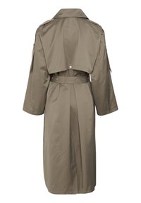 Trench coat color khaki con cintura a fascia, maniche larghe e schiena corta. Realizzato in tessuto morbido, presenta un taglio pulito e un design minimale.