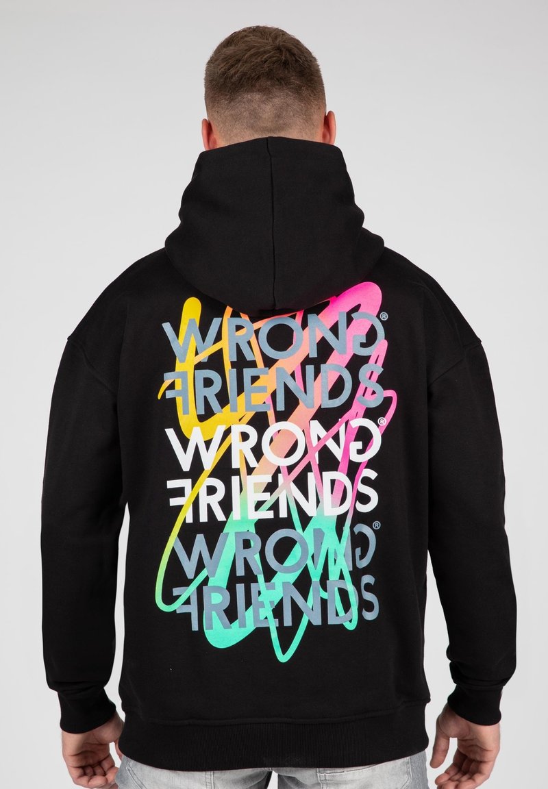 Felpa nera con cappuccio che presenta una grande grafica colorata con la scritta "WRONG FRIENDS" in lettere sovrapposte e multicolori sul retro.