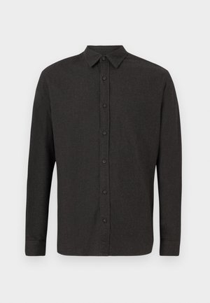 Tamsiai pilka ilgomis rankovėmis marškiniai su aštriu apykakle, išdėstyti ant baltos fono.