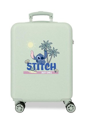 Maleta verde claro con cuatro ruedas que muestra al personaje de dibujos animados Stitch, palmeras, sol, cubo de castillo de arena y el texto "STITCH Just Chill."