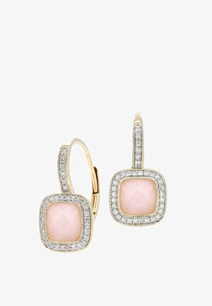 Złote kolczyki z kwadratowymi różowymi kamieniami w centrum, o fasetowanej powierzchni, otoczone halo z małych, przezroczystych klejnotów.