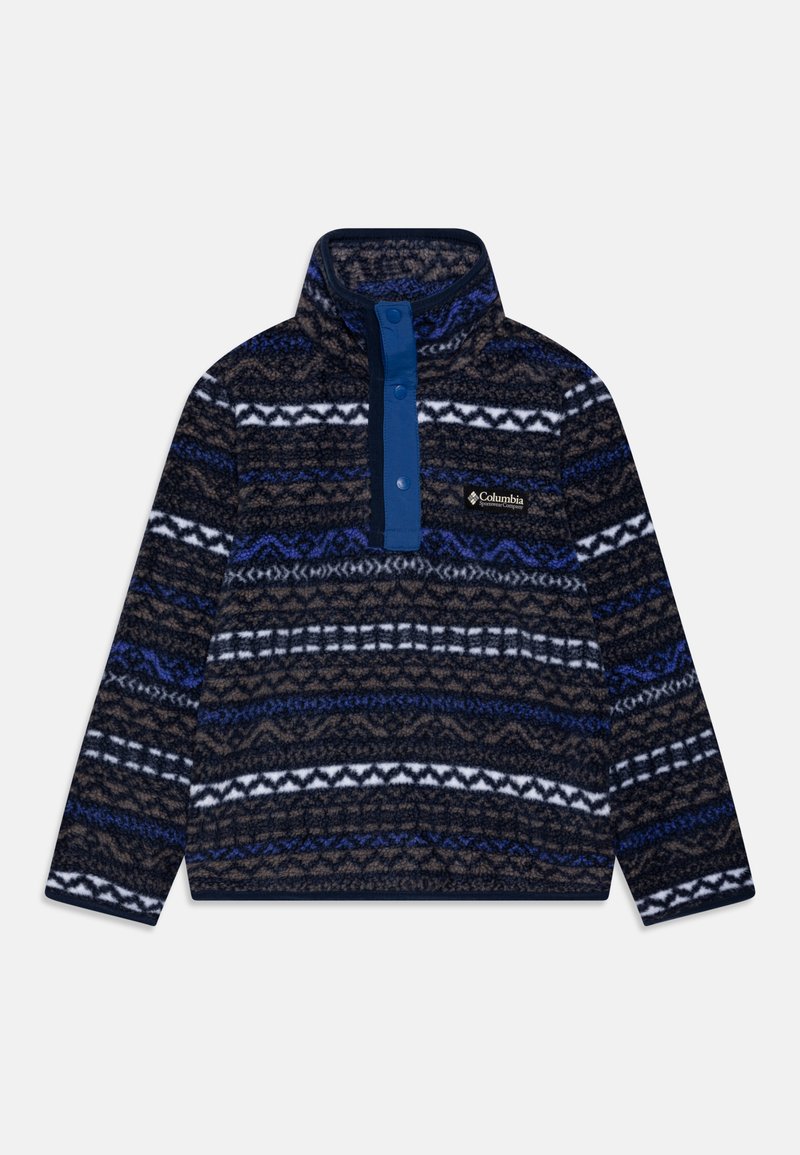Pullover in pile con colletto alto, caratterizzato da un motivo geometrico blu e marrone, dettagli bianchi e una parziale patta con bottoni.