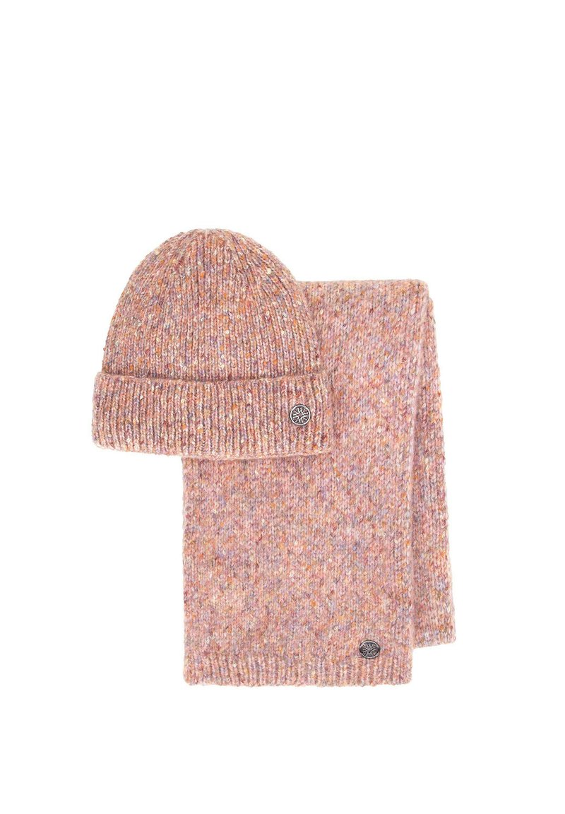 Dziany zestaw zawiera różowo-fioletową czapkę z melanżowej przędzy oraz pasujący szalik, oba z teksturowanym wykończeniem i naszywką z logo na szaliku.