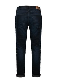 Vaqueros de mezclilla azul oscuro con corte recto, que cuentan con dos bolsillos traseros, puños enrollados y una etiqueta de piel en la cintura.