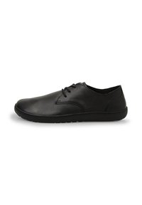 Černá kožená bota s hladkým povrchem, minimalistickým designem, šněrovacím zapínáním a flexibilní černou gumovou podrážkou.