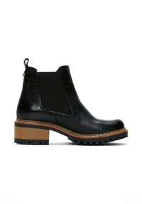 Botines Chelsea de cuero negro con paneles elásticos laterales, tacón cuadrado grueso marrón, suela texturizada y detalle de costura en contraste.