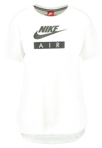 Weißes Nike T-Shirt mit kurzen Ärmeln, das ein schwarzes Nike-Logo und das „AIR“-Grafikmotiv in der Mitte auf der Vorderseite zeigt. Ribbelkragen mit schwarzen und roten Akzenten.