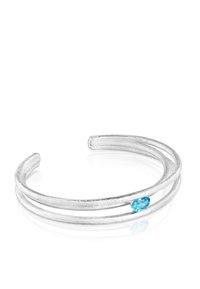 Bracciale in argento con due bande parallele e una gemma ovale di colore azzurro chiaro incastonata tra di esse, finitura lucida, texture liscia.