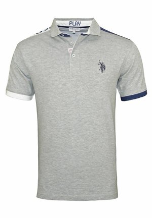 Polo à manches courtes gris clair avec des accents bleu marine sur le col et les manches, avec un petit logo joueur de polo bleu marine sur la poitrine.