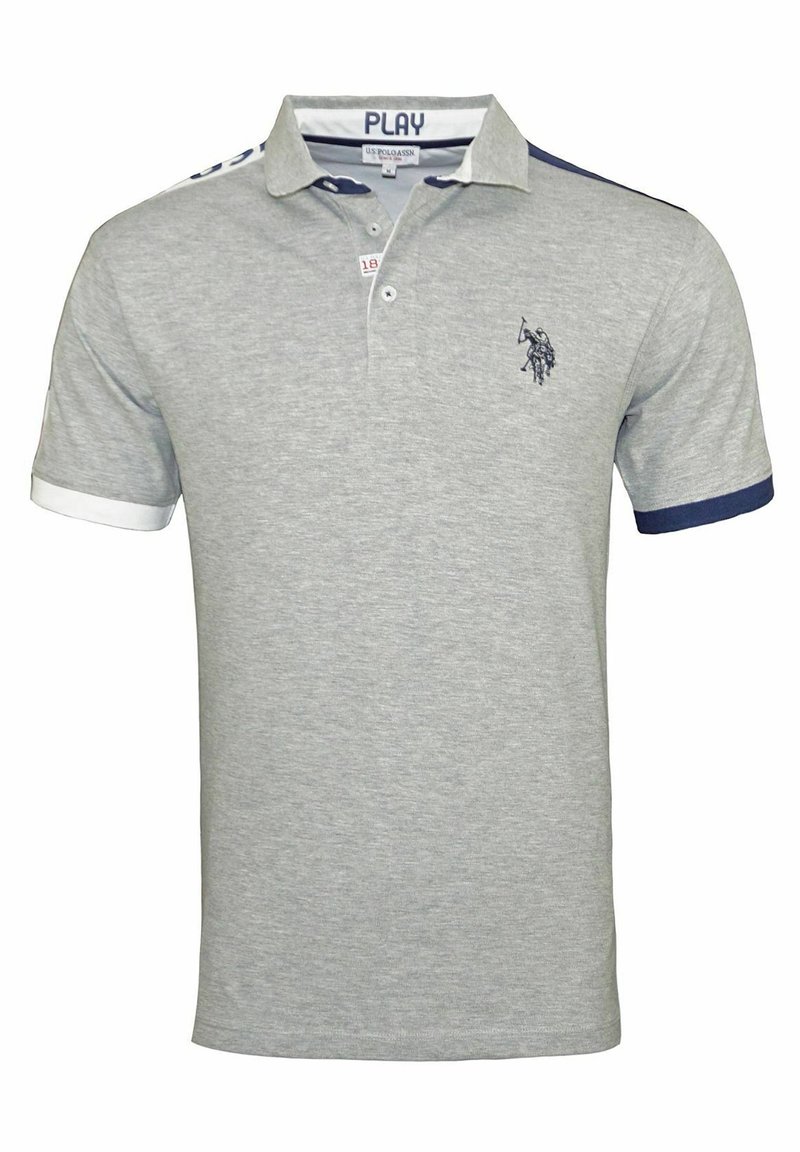 Polo à manches courtes gris clair avec des accents bleu marine sur le col et les manches, avec un petit logo joueur de polo bleu marine sur la poitrine.