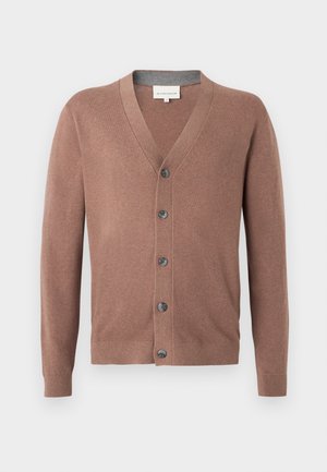 Brauner V-Ausschnitt-Cardigan mit langen Ärmeln und fünf dunklen Knöpfen auf der Vorderseite, präsentiert auf einem weißen Hintergrund.