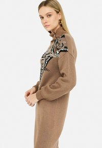 LIU JO JACQUARD  - Džemperkleita - brown
