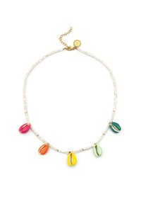 Kralenketting met witte kralen en levendige cowrie-schelpen in roze, oranje, geel, groen en teal. Afgewerkt met een gouden ketting en sluiting.