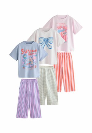 Drei Sets Kinder-Pyjamas mit kurzärmeligen Oberteilen und gestreiften Hosen; die Oberteile haben bunte Aufdrucke und Pastelltöne.