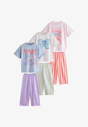 Három gyerek pizsama garnitúra rövid ujjú felsőkkel és csíkos nadrágokkal; a felsők színes mintákkal és pasztell árnyalatokkal rendelkeznek.