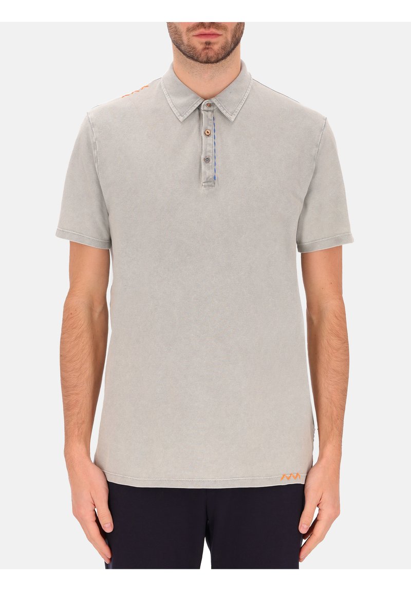Lichtgrijze polo gemaakt van zachte katoen, met een kraag, een knoopsluiting met drie knopen en oranje accentstiksels op de schouder.