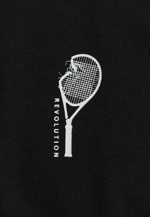Zwarte stof met een witte afbeelding van een tennisracket met een gebroken snaar, vergezeld van het woord "REVOLUTION" dat verticaal ernaast staat.