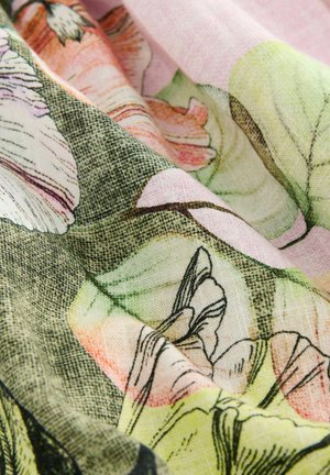 Bloemenpatroon stof met lichtroze, groen en gedempte tinten. Zachte textuur met ingewikkelde bloemenontwerpen en subtiele schaduw.