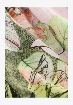 Tissu à motifs floraux présentant des nuances de rose pâle, de vert et des teintes atténuées. Texture douce avec des motifs de fleurs détaillés et un ombrage subtil.