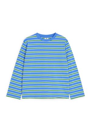 Chemise bleue à manches longues avec des rayures horizontales blanches, vertes et bleu foncé et un col rond sur fond blanc.