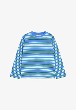 Chemise bleue à manches longues avec des rayures horizontales blanches, vertes et bleu foncé et un col rond sur fond blanc.