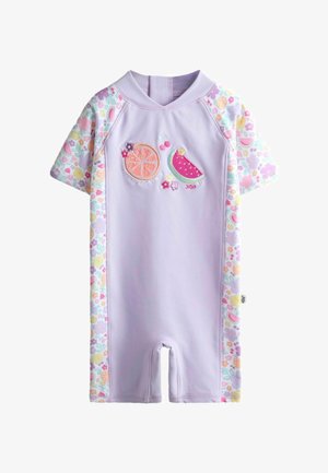 Lila zomers badpak voor peuters met korte mouwen in een bloemenpatroon en fruitborduursels op de borst met sinaasappel, watermeloen en kersen.
